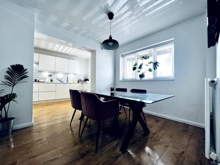 Entire Modern House In Tamworth - 2 Double Beds + Free Parking Villa Екстериор снимка